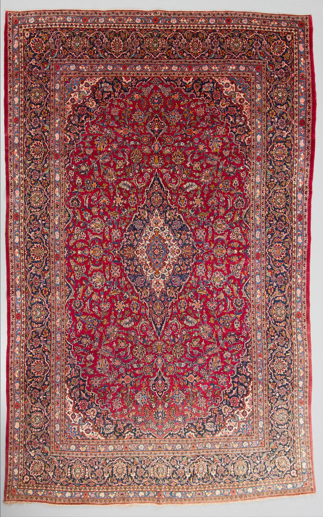 A CARPET, a semi-antique Kashan, ca 372,5 x 257 cm.