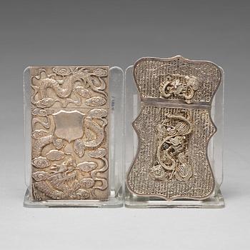 682. VISITKORTSFODRAL, två stycken, silver. Kina, tidigt 1900-tal.
