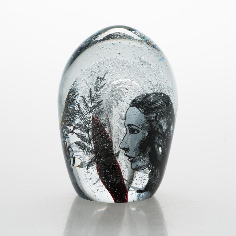Sini Majuri, glasskulptur, "Cell", version 1, signerad Sini Majuri Suomenlinna 2021.