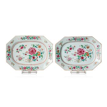 1246. A pair of famille rose serving dishes, Qing dynasty, Qianlong (1736-95).