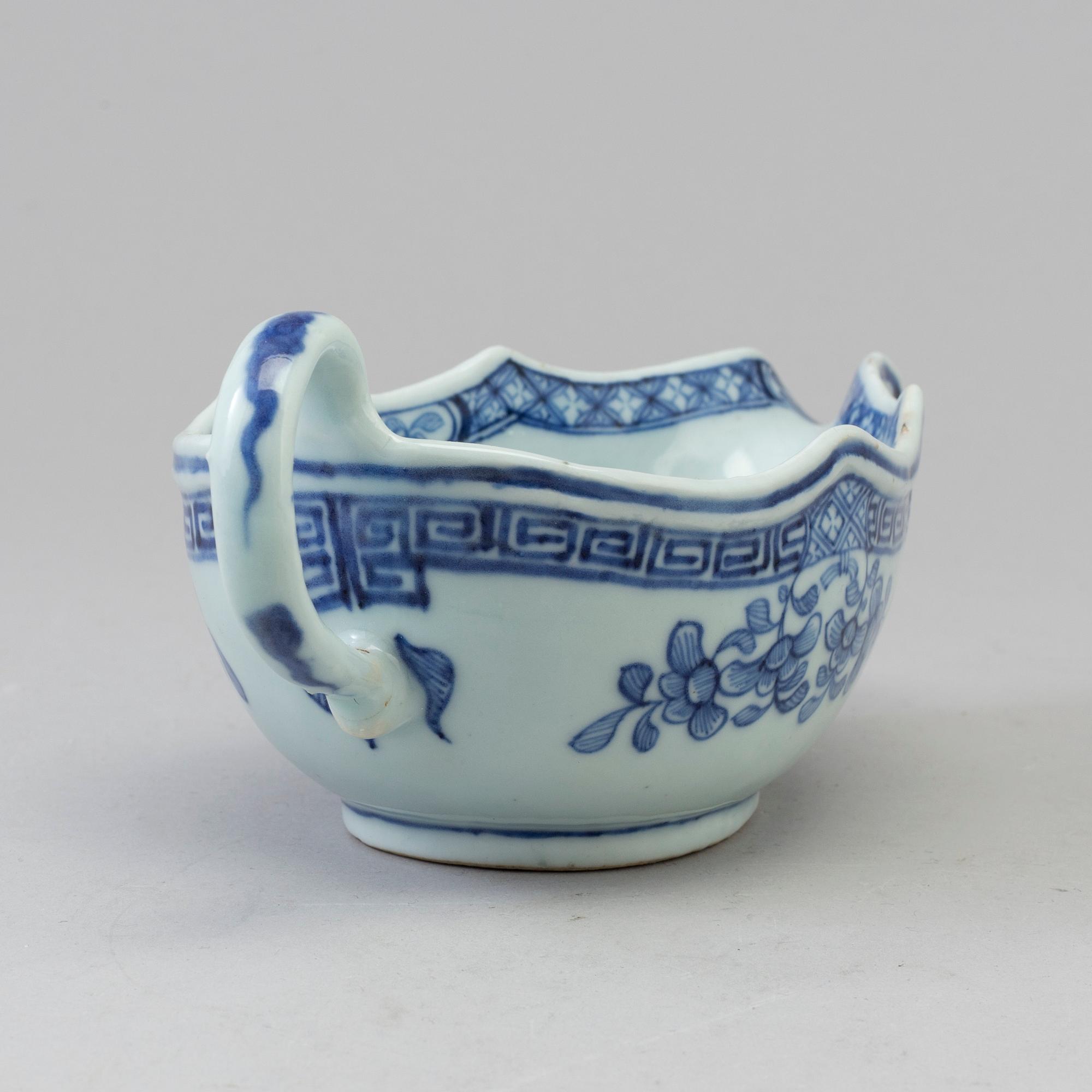 A blue and white export porcelain saucer, Qing dynasty, Qianlong (1736-95).