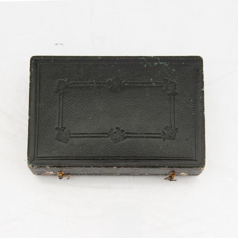 A Swiss mid- 19th century, en deux couleurs, gold box, unidentified makers mark CCS.