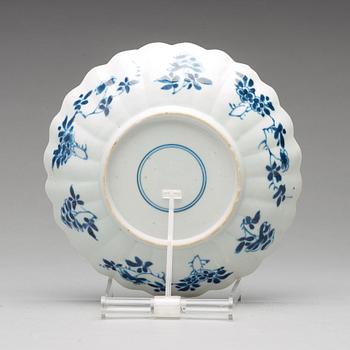 An imari verte dish, Qing dynasty, Kangxi (1662-1722).