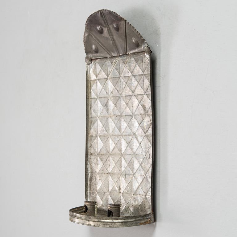 Vägglampett för två ljus, bleckplåtssmide,  Finland, trol. 1800-tal.