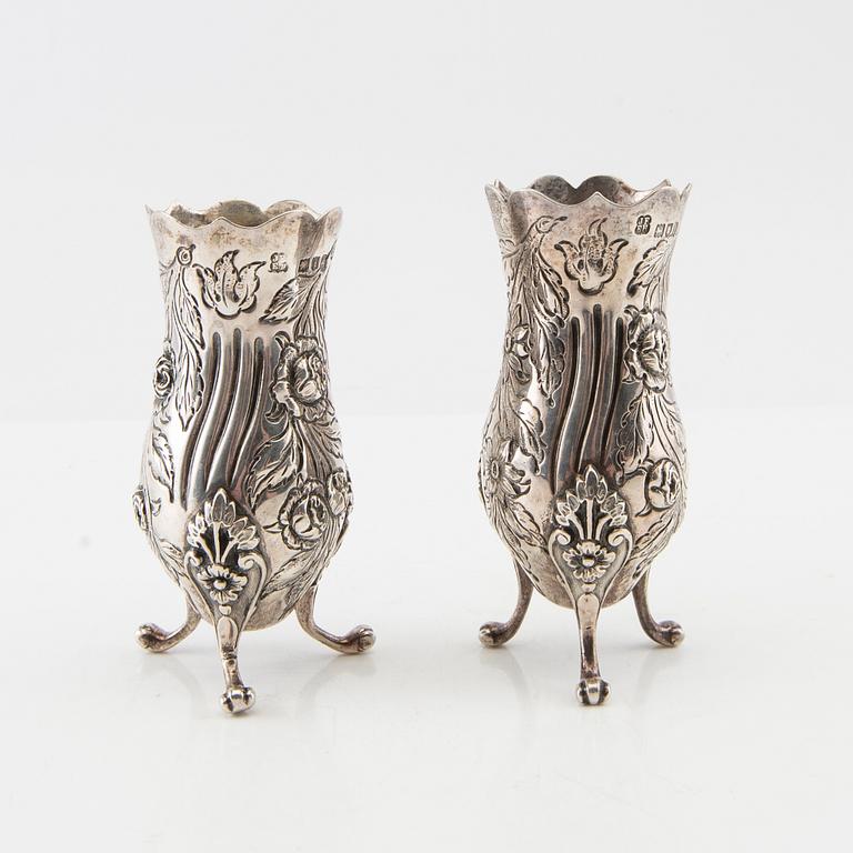 Vaser ett par silver London 1902 respektive 1903.