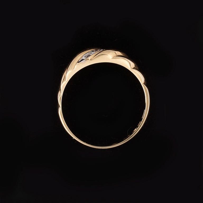 RING, 18k guld med små diamanter. Vikt 3,1g.