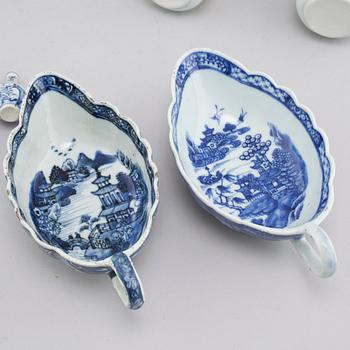 15 pieces of porcelain tableware from Asia, 18th to 20th century.