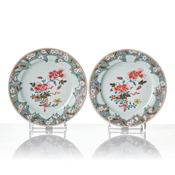 A famille rose serving dish and six dinner plates, Qing dynasty, Qianlong (1736-95).
