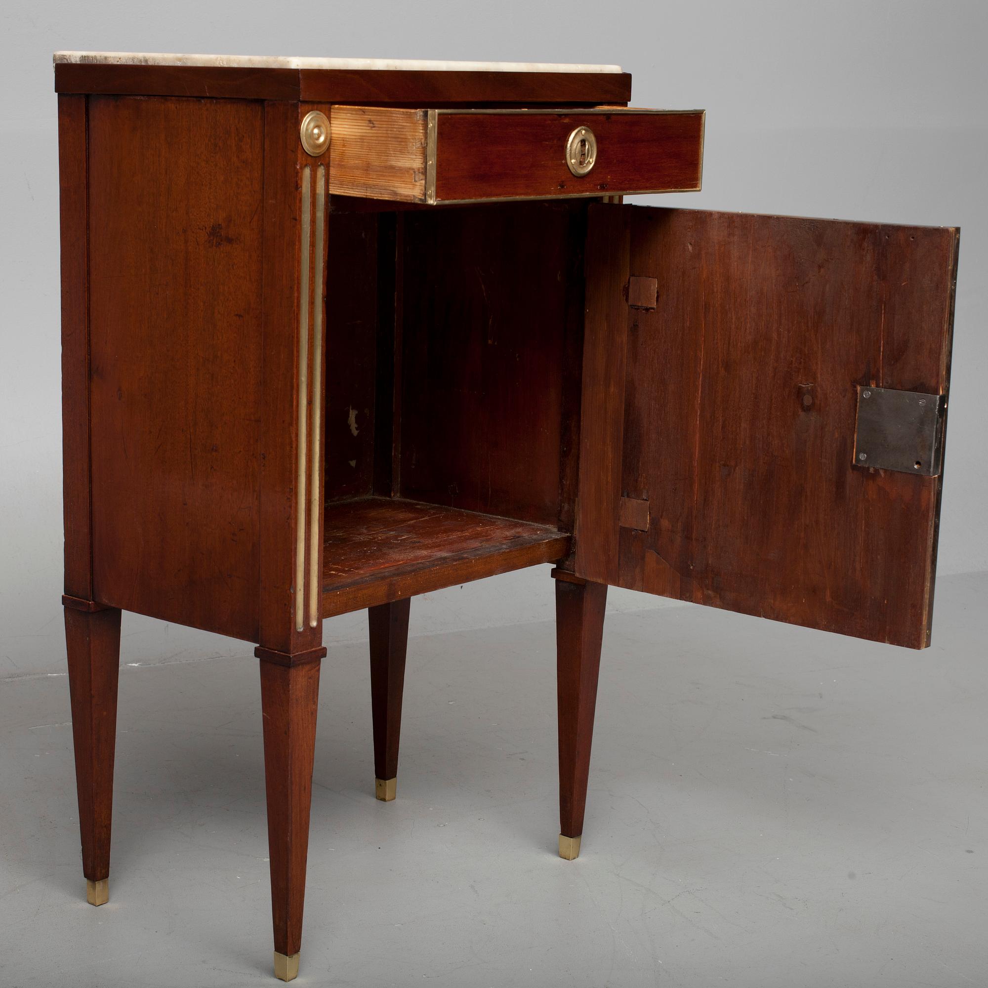 NATTDUKSBORD / POTTSKÅP, sengustaviansk, omkring 1800.