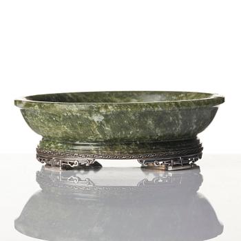 Skål, grön sten, med silvermontering, sen Qingdynasti / omkring 1900.