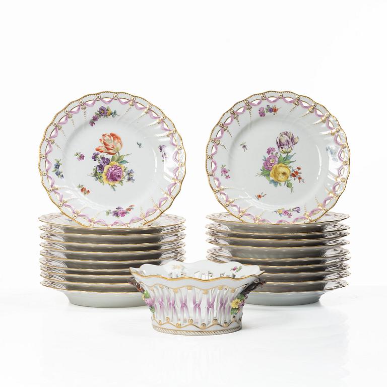 Royal Copenhagen, “Saxon Flower”, full lace, 20 plates and a reticulated bowl. Denmark, 1890–1922.