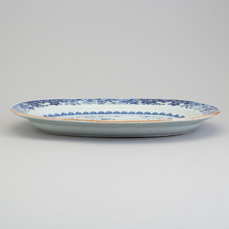 A blue and white export porcelain dish, Qing dynasty, Qianlong (1736-95).