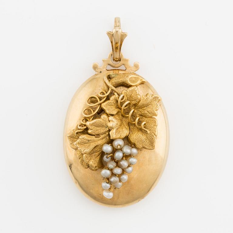 Locket/Pendant, 18K gold, vine with grapes in the form of pearls. Malmö 1870.