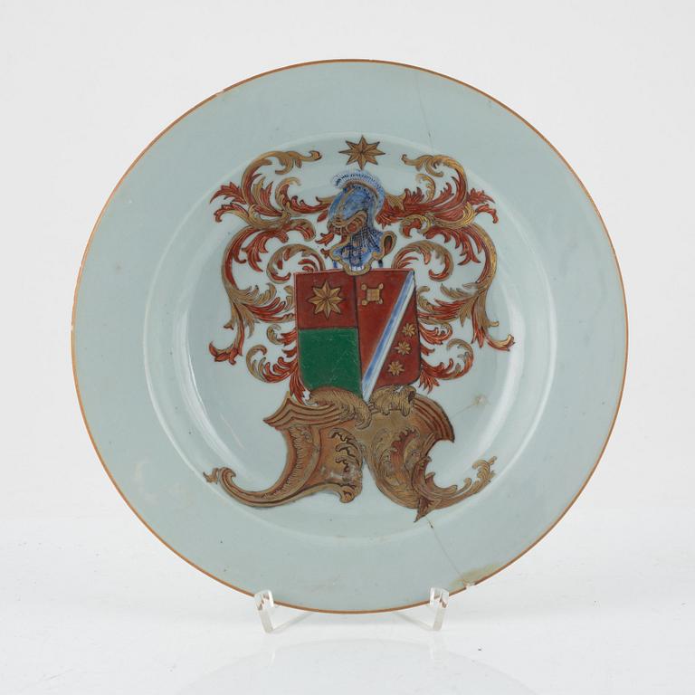 A Chinese Dutch-market export porcelain armorial plate, Qing dynasty, 18th century.
