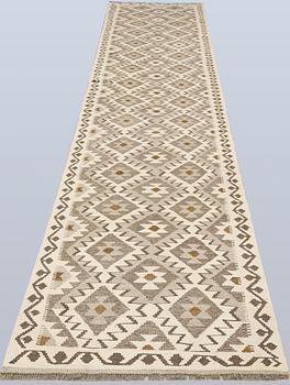 A Kilim runner, approx. 499 x 81 cm.