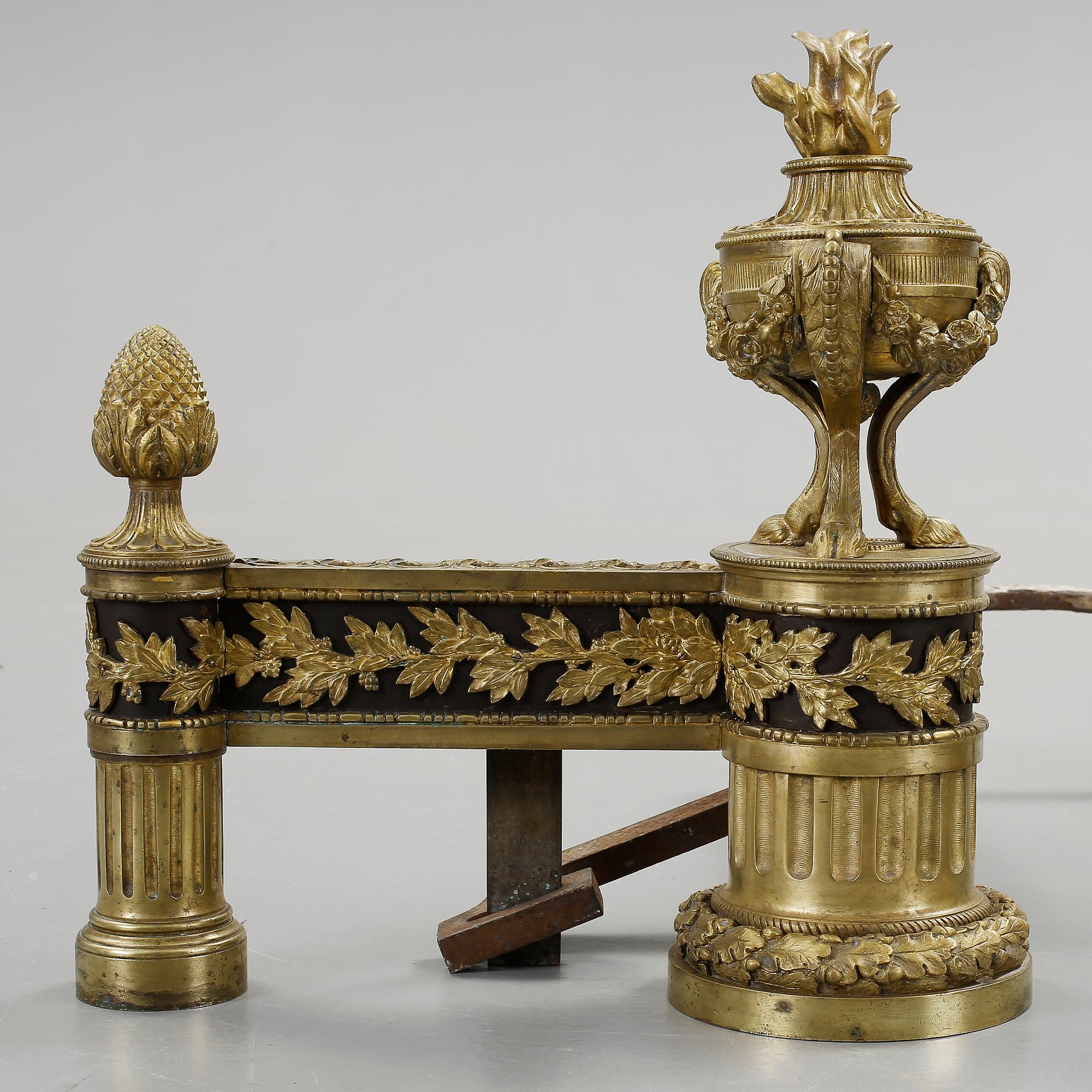 ELDHUNDAR, ett par, förgylld brons, Louis XVI-stil, 1800-talets andra hälft.