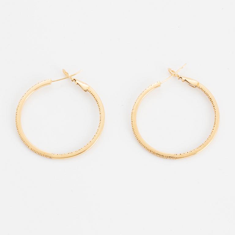 Örhängen hoops med briljantslipade diamanter.