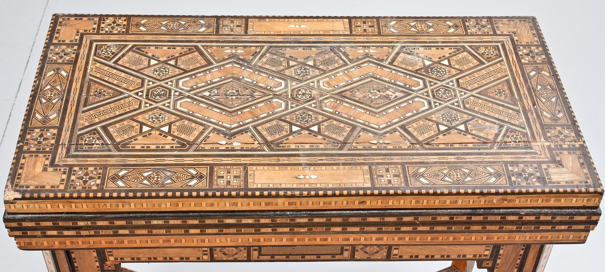 SPELBORD, orientaliskt, 1900-talets första hälft.