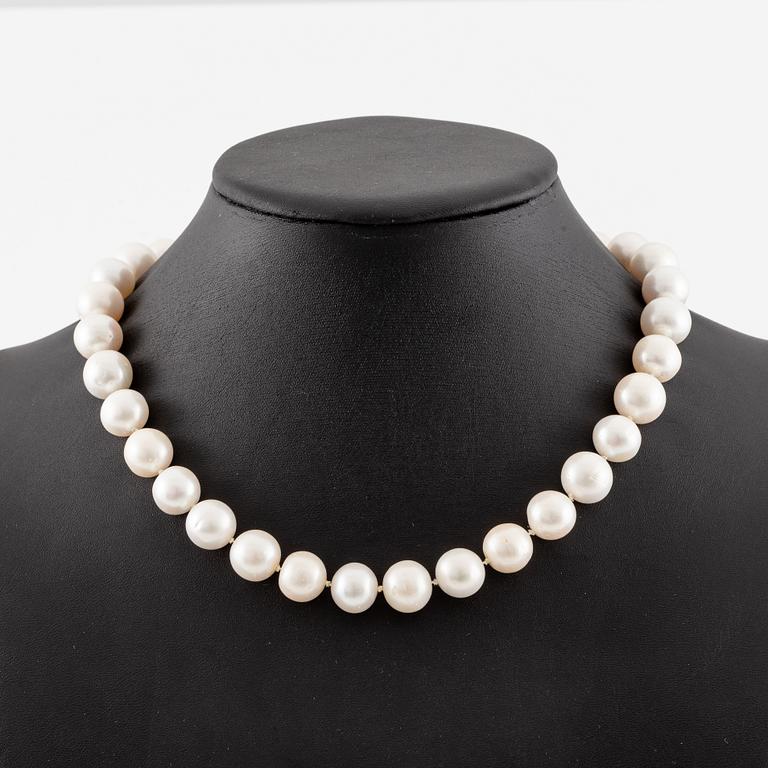 Pearl necklace, cultured freshwater pearls, clasp by Jarl Sandin in 18K gold with small brilliant-cut diamonds.
