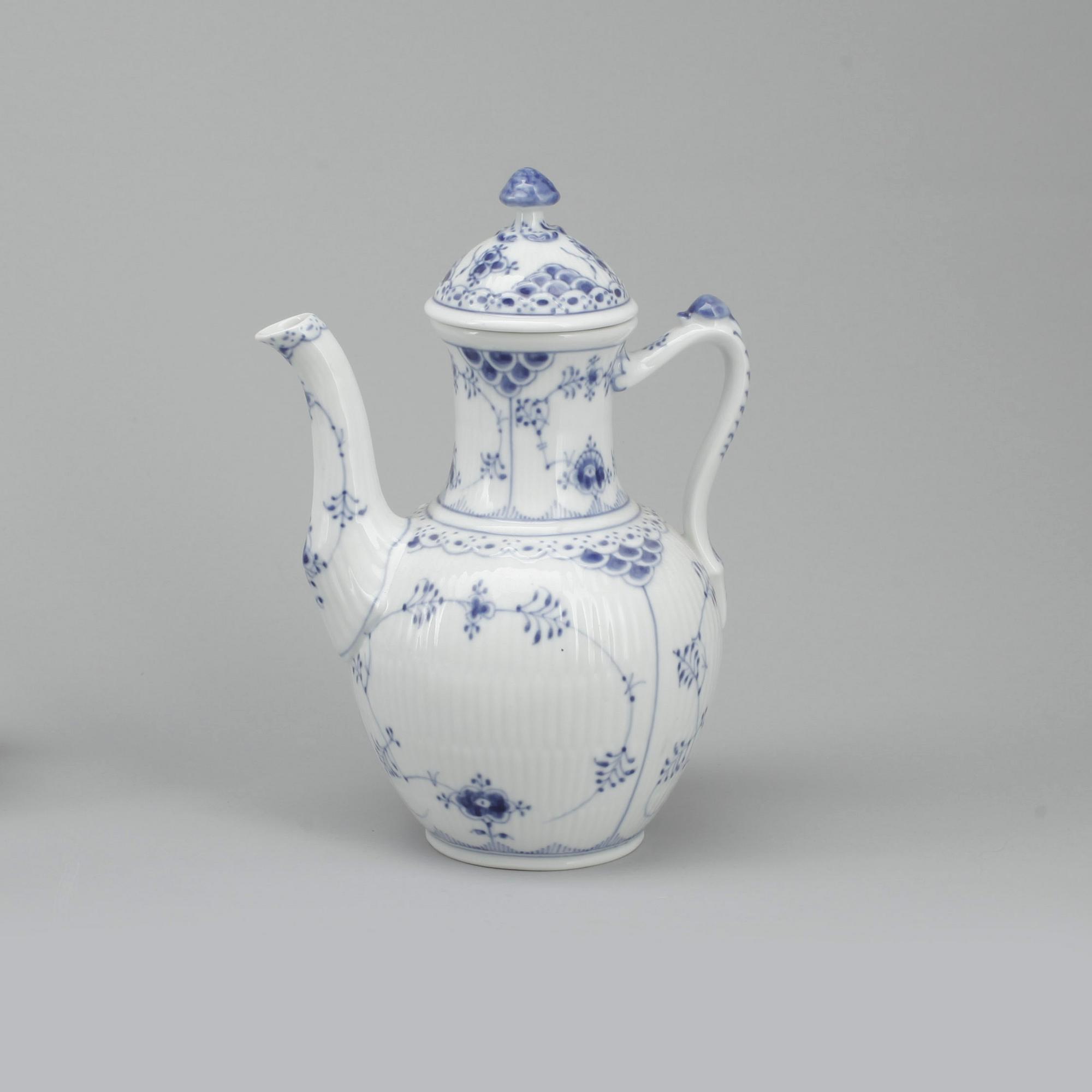 KAFFESERVIS, 69 delar, porslin, "Musselmalet", Royal Copenhagen, 1900-talets andra hälft.