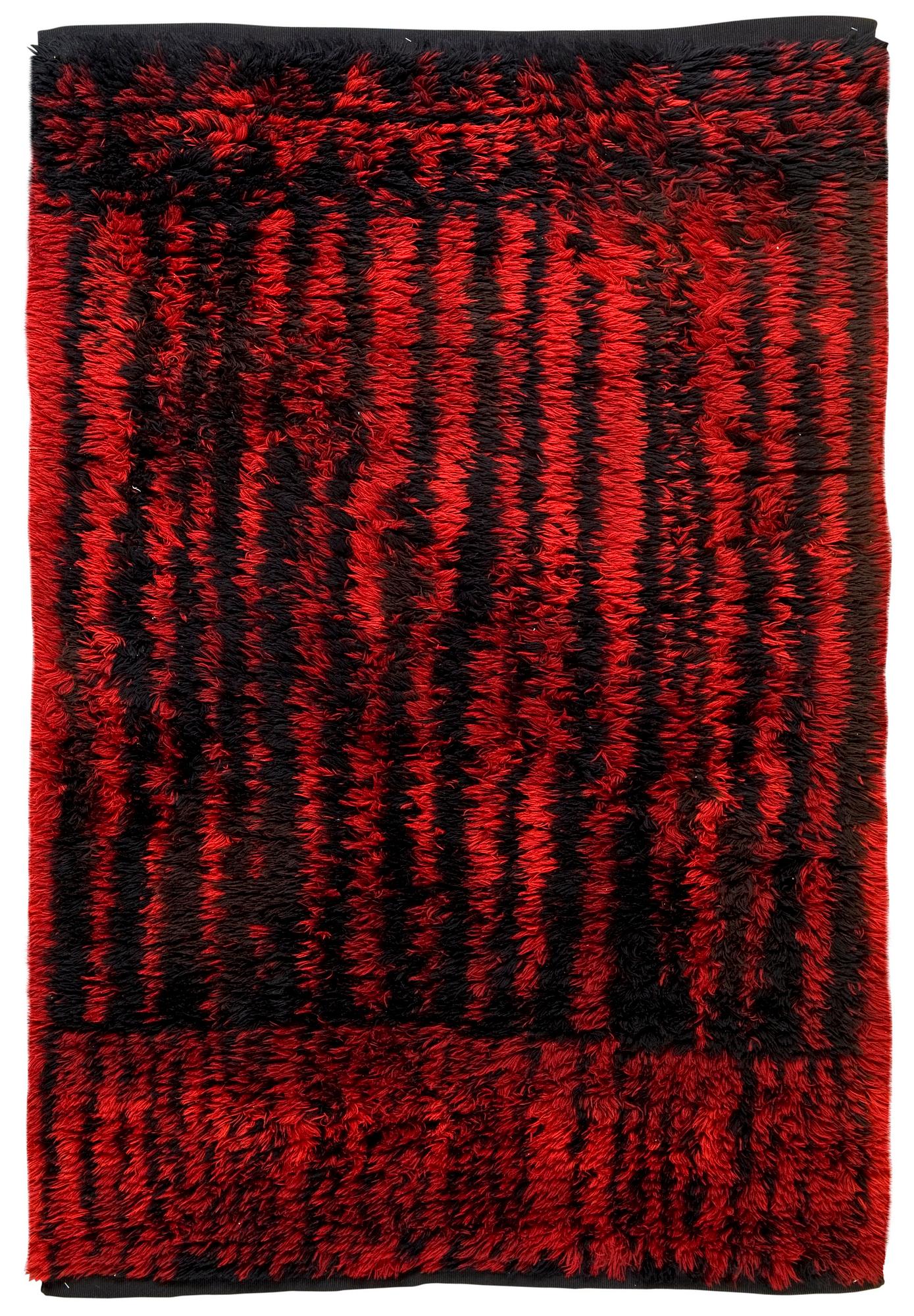 MATTA. "Punamusta" ("Rödsvart"). Rya. 189,5 x 125,5 cm. Komponerad av Kirsti Ilvessalo, Suomen Käsityön Ystävät.