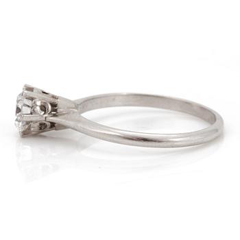 A ring set with a round, brilliant-cut diamond.