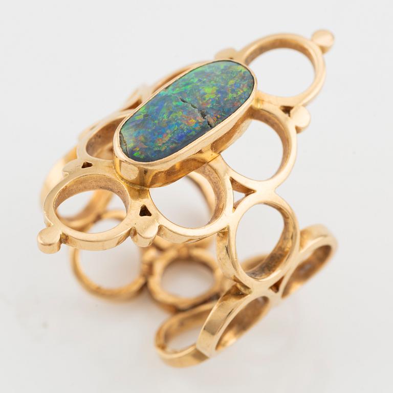 Cecilia Johansson ring, 18K gold and opal.