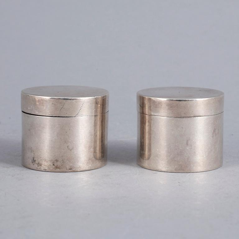 TOILETTEDOSOR, ett par, silver,  Stephan Halling, Örebro 1775. Tot ca 91 gram.