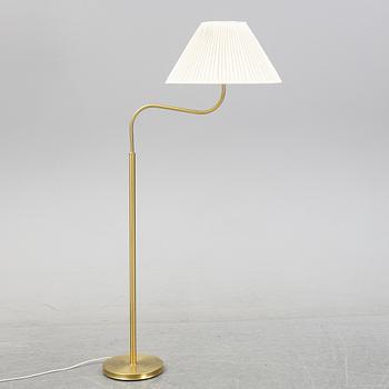 Josef Frank golvlampa, "Stora kamelen", model 2568, Firma Svenskt Tenn.