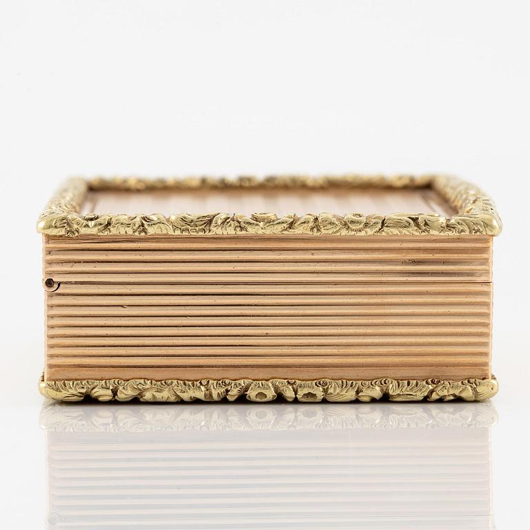 An european 14 carat gold box 'deux couleur', unmarked, probably Central Europe 19th century.