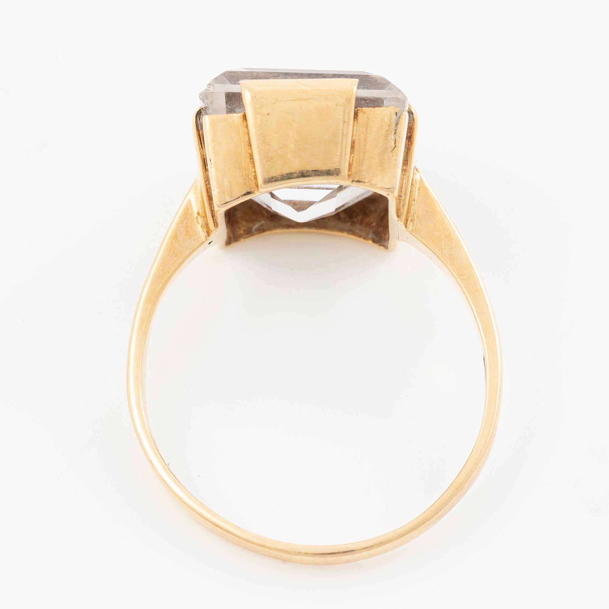18K gold ring with a step-cut rock crystal, H Engelbert.