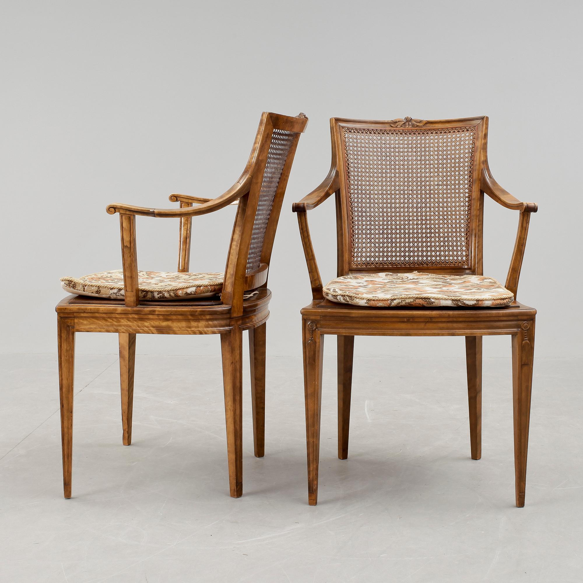 KARMSTOLAR, ett par, gustaviansk stil, 1900-talets första hälft.