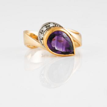 RING, 18K guld och vitguld med droppslipad ametist samt 3 åttkantslipade diamanter. Vikt 6,1 gram.
