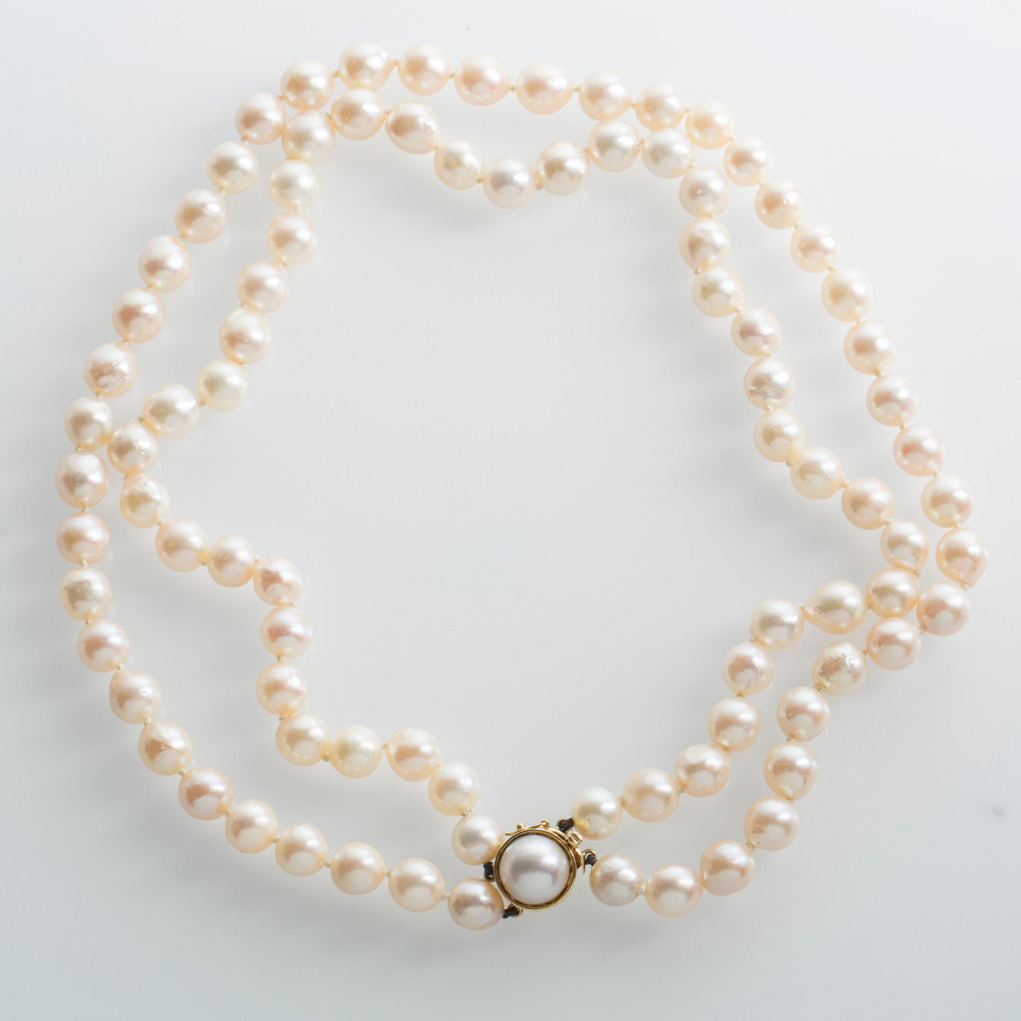 A double strand cultured pearl necklace witt a 18ct gold clasp.