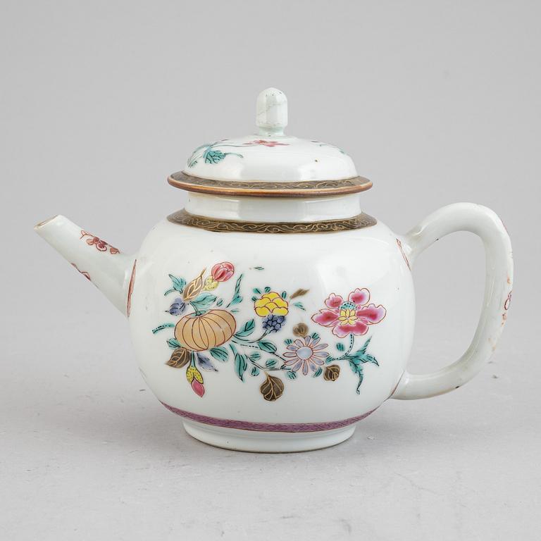 A group of Chinese porcelain, Qing dynasty, Qianlong (1736-1795) and 19th/20th century. (6 pieces).