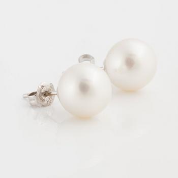 A pair of cultured pearls.