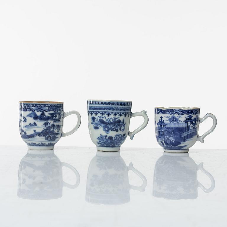 A set of fourteen Chinese porcelain pieces, Qing dynasty, 18th-19th Century.