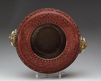 RÖKELSEKAR/YTTERFODER, lack, brons och nefrit. Qing dynastin (1644-1912), med Qianlongs sigillmärke.