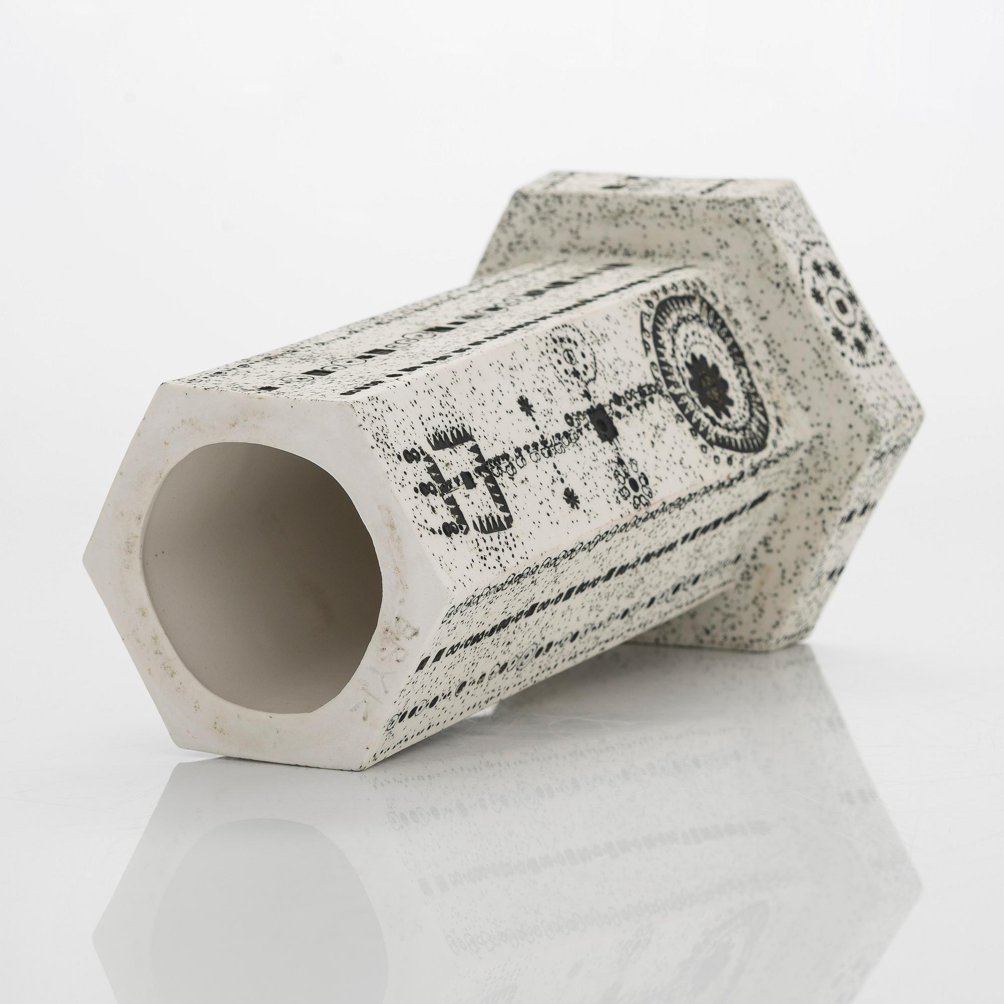 Rut Bryk, kynttilänjalka, kivitavaraa, signeerattu BRYK.