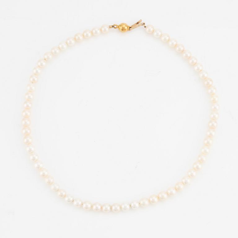 Cultured pearl necklace with 18K gold clasp.