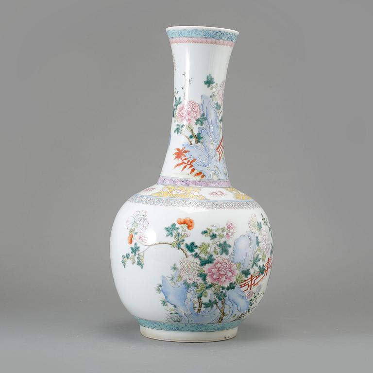 VAS, porslin, Kina, 1900-tal.