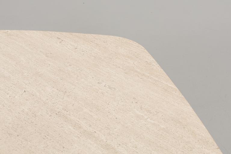 A MID 20TH CENTURY COFFEE TABLE.