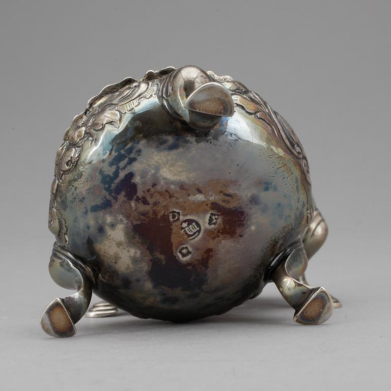 SALTKAR, ett par, silver, otydlig mästare, London, England, 1700-tal. Vikt 134g.