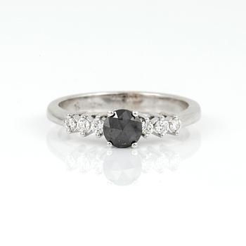 RING, 18K vitguld med rosenslipad svart diamant ca 0,37 ct och briljantslipade diamanter, tot ca 0,13 ct. Vikt 3,41 g.