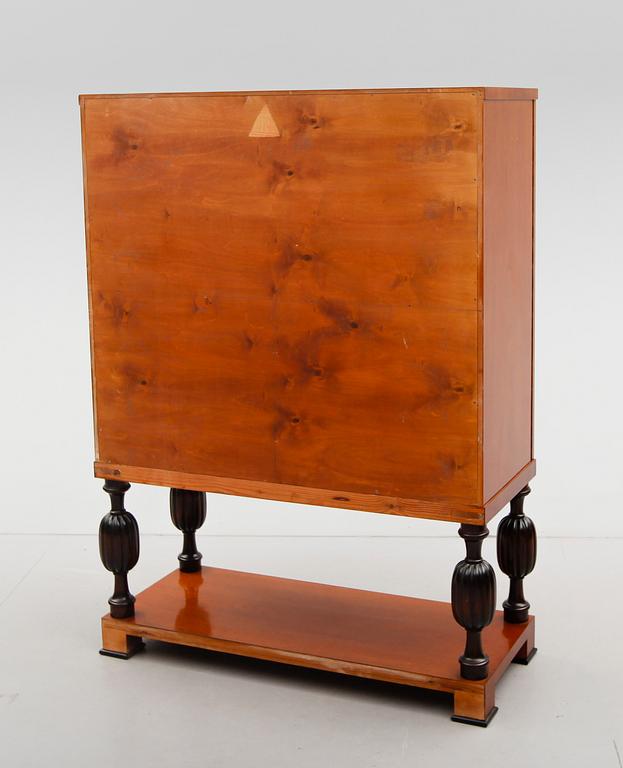 SKÅP, daterat 1945.