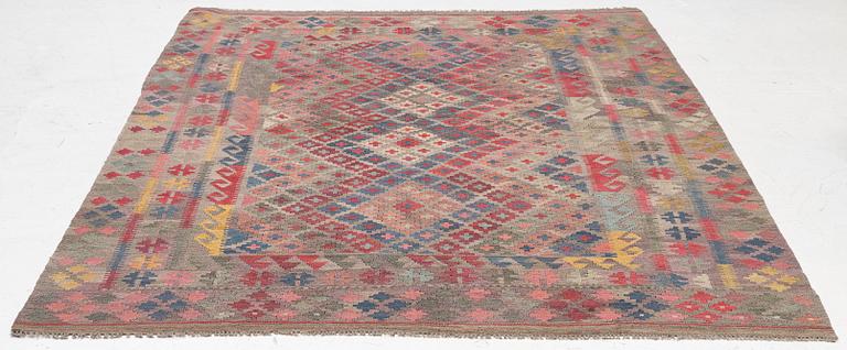 A Kelim carpt, c. 280 x 205 cm.