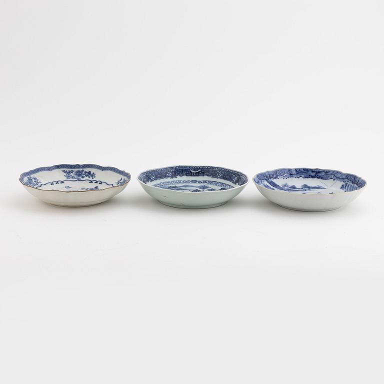A set of three blue and white dishes, Qing dynasty, Qianlong (1736-95).