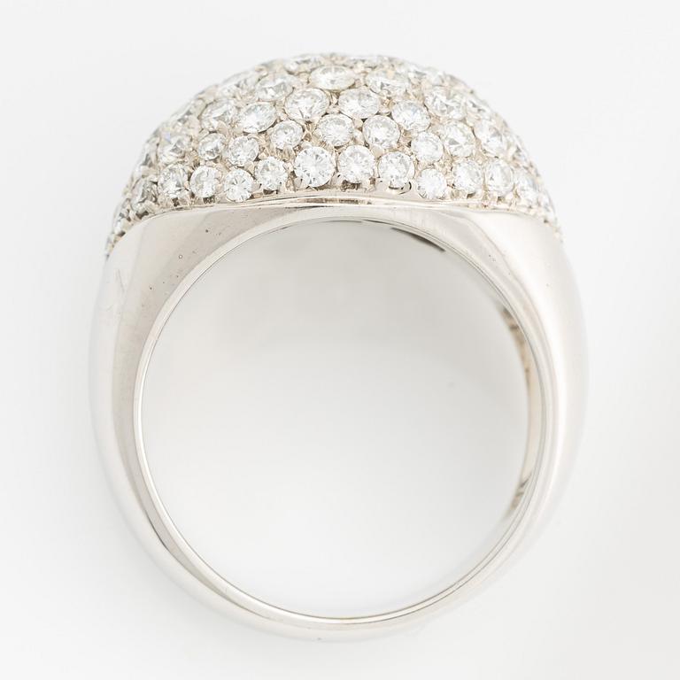 Ring, bombéring, vitguld med briljantslipade diamanter.