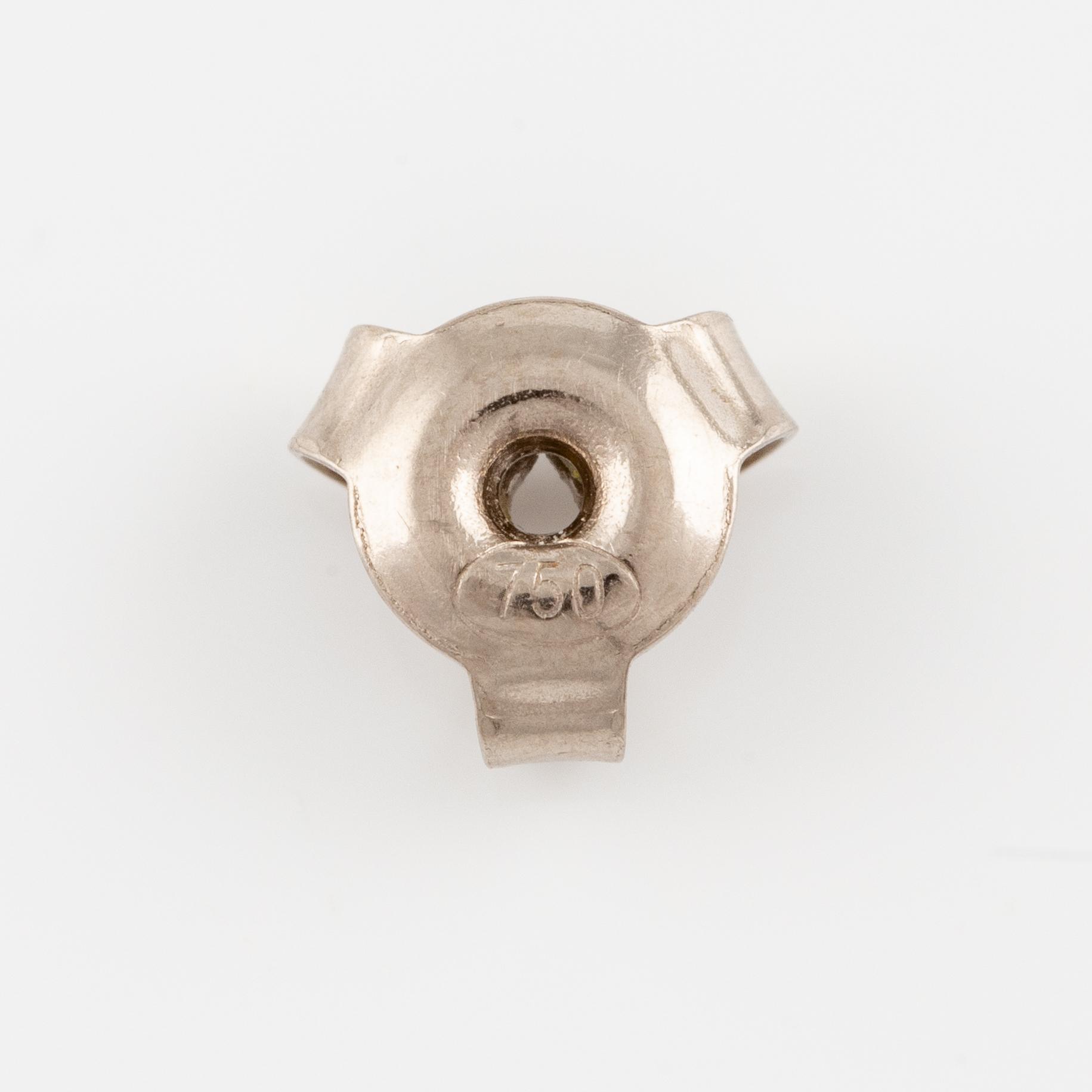 Ett par örhängen 18K vitguld med runda briljantslipade diamanter.