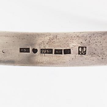 Kaulakoru, sterlinghopeaa ja vuorikristalli. Kaunis Koru, Helsinki 1972.